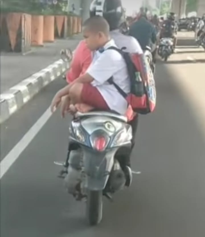 Viral Bocah SD di Makassar Dibonceng dengan Duduk Bersila, Polisi Selidiki! 